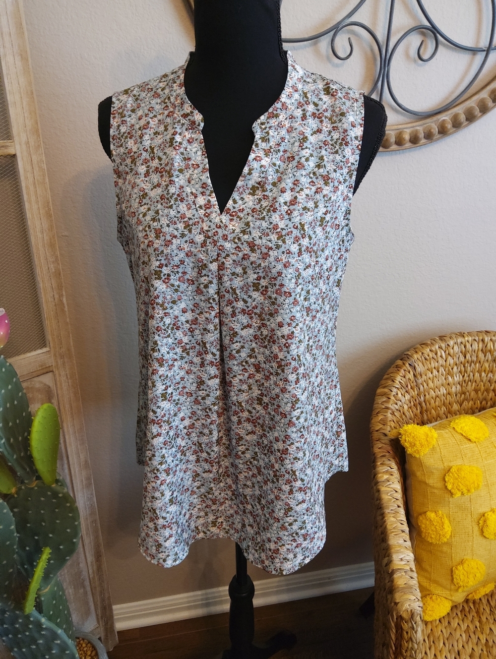 Gahara Floral Notch-Neck Sleeveless Top in White and Rust
